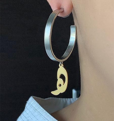 HOOP SHAPED EARRINGS WITH A LETTER "H" IN ARABIC